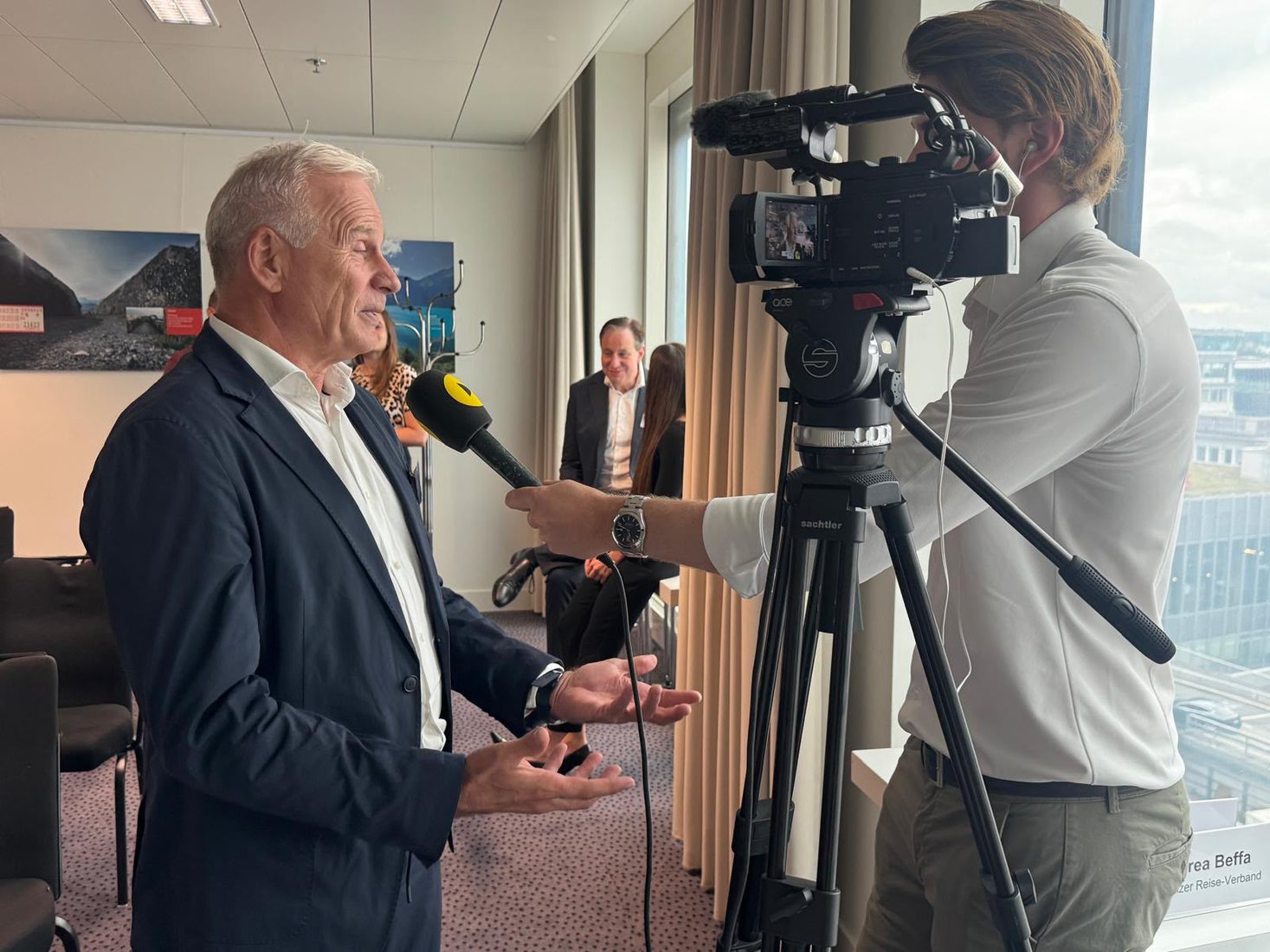 Romeo Marchesi führt ein Interview, Kamera auf dem Stativ