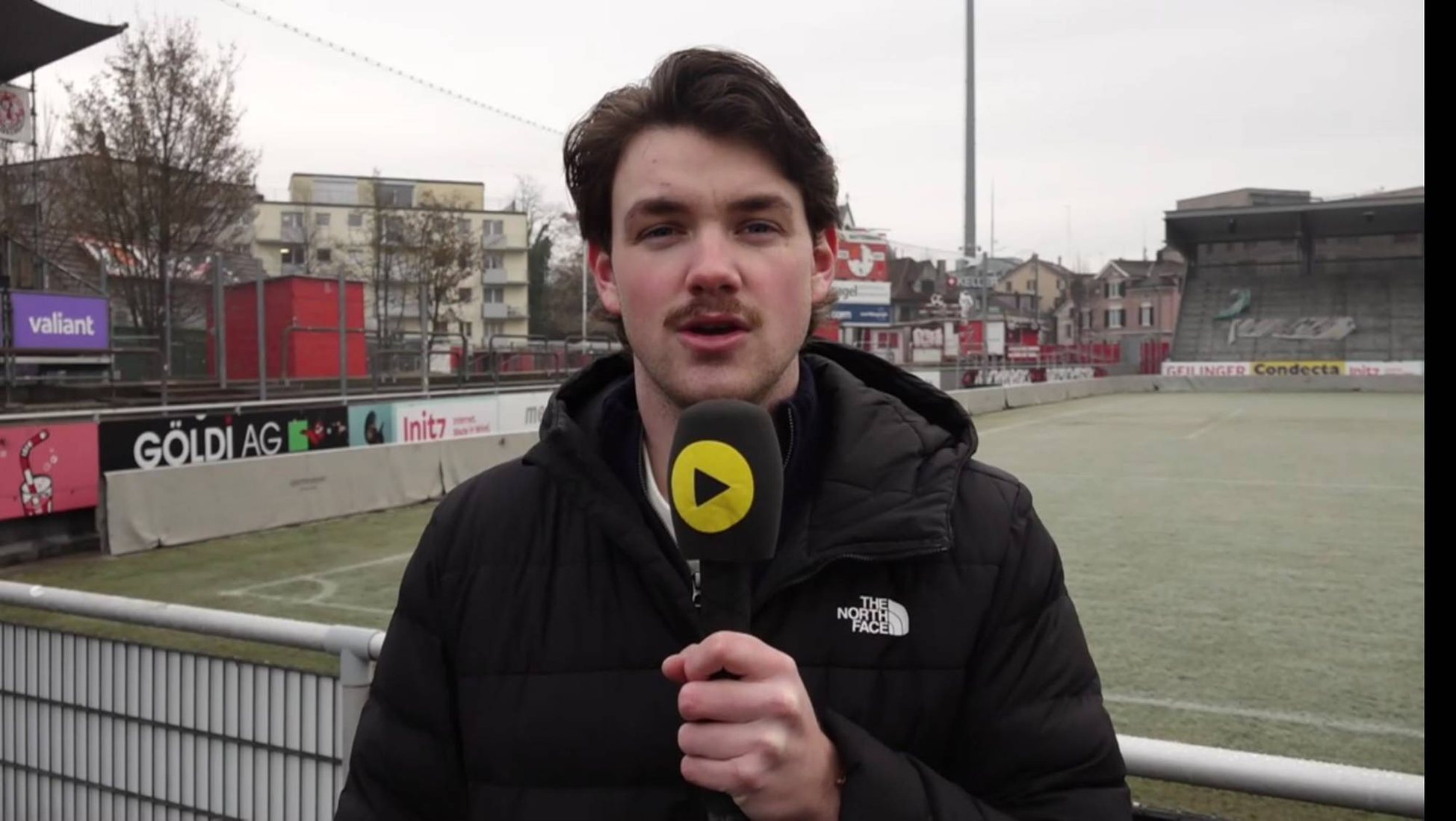 Romeo Marchesi bei einem Stand-up am Spielfeldrand
