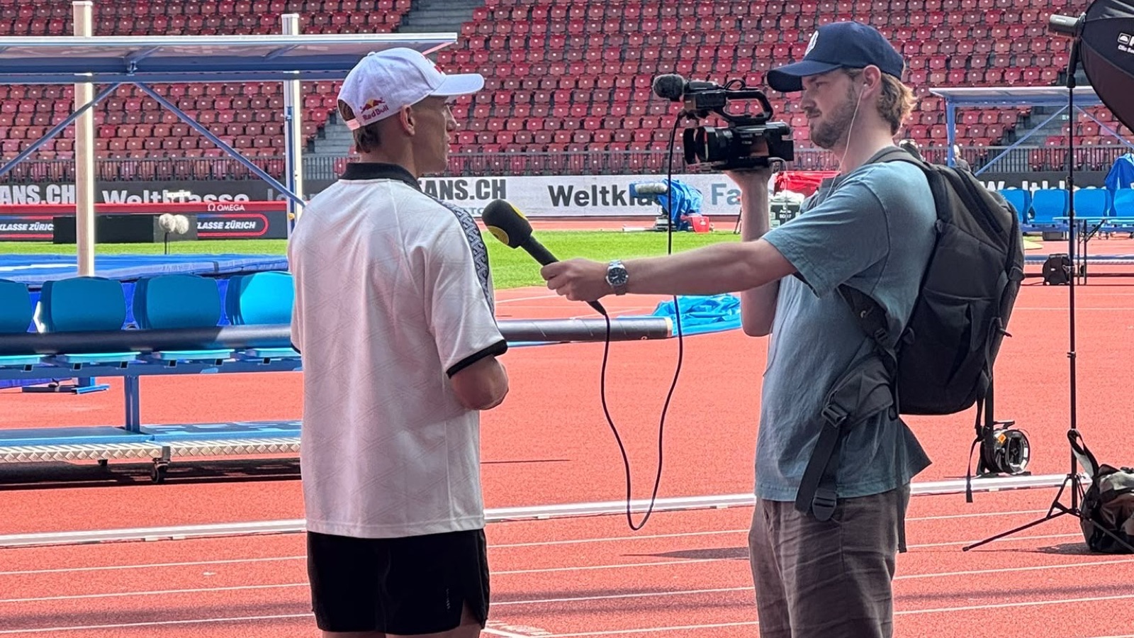 Interviewsituation im Letzigrund: Romeo Marchesi mit Kamera und Mikrofon