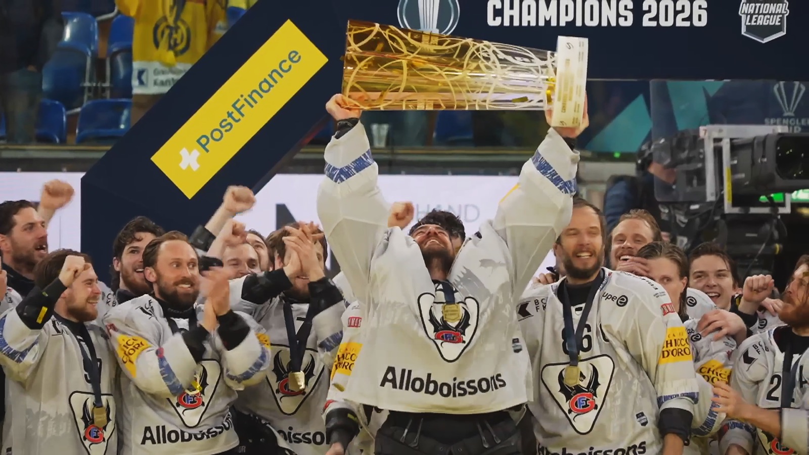 Meisterfeier von Fribourg Gottéron mit dem Pokal