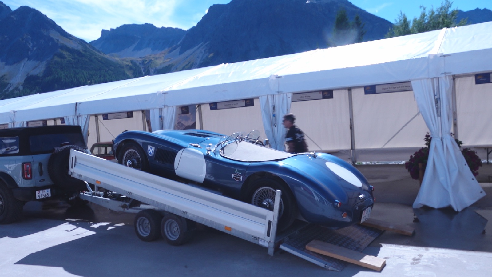 Blauer Jaguar auf einem Anhänger in Arosa